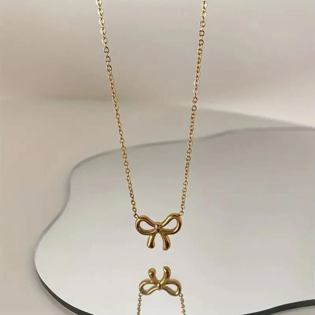 Élise Bow Necklace
